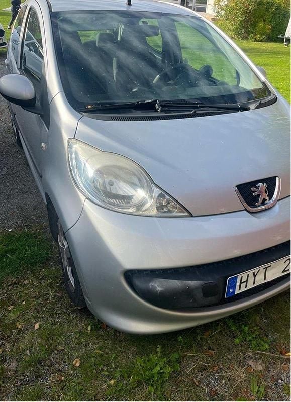 Grå Begagnad 2009 Peugeot 107 Halvkombi | 24 000 kr (Marknadspris) - Bild 1/4