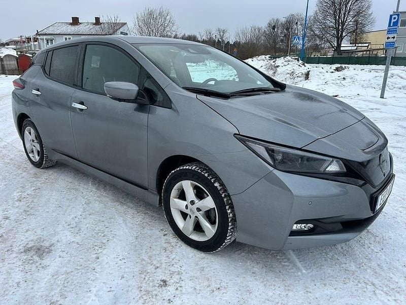 Grå Begagnad 2023 Nissan Leaf Tekna Halvkombi | 249 000 kr (Marknadspris) - Bild 1/4