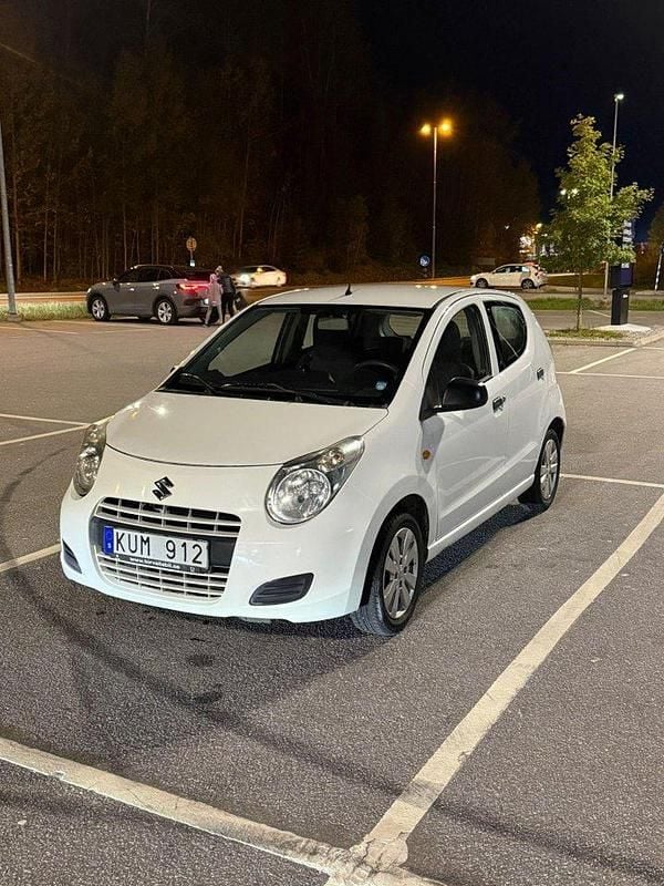 Vit Begagnad 2010 Suzuki Alto Halvkombi | 23 000 kr (Lite dyr) - Bild 1/4