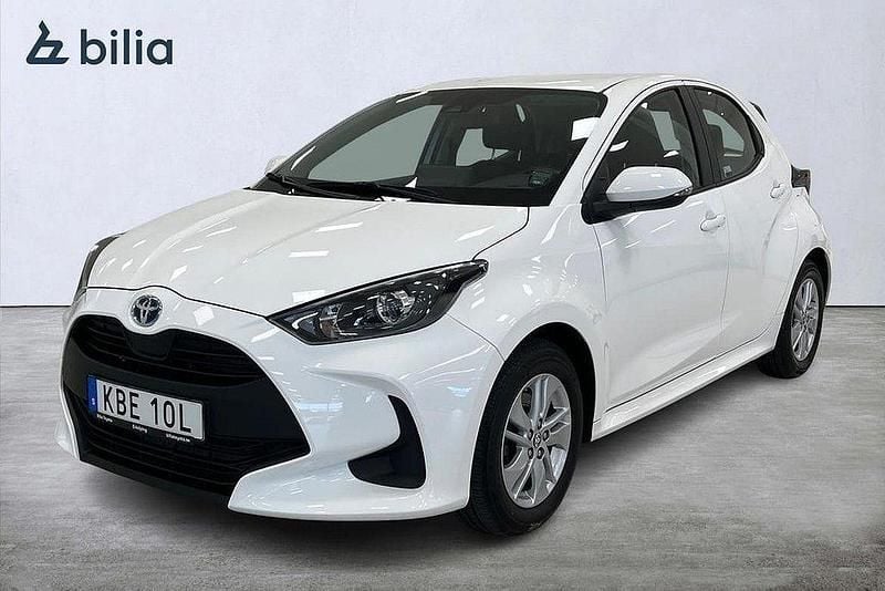 Vit Begagnad 2023 Toyota Yaris Hybrid Active Halvkombi | 229 900 kr (Marknadspris) - Bild 1/3