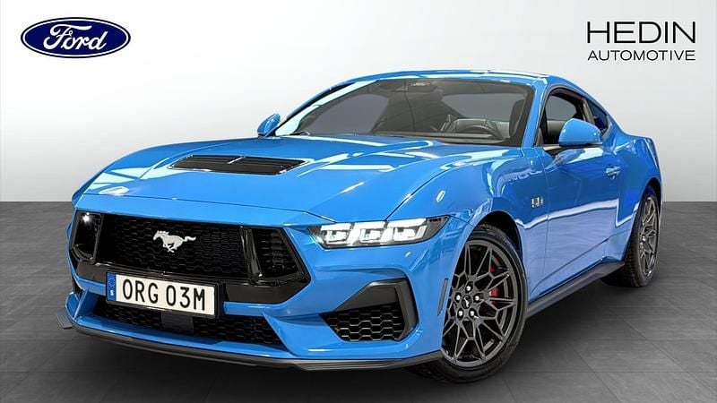 Blå Begagnad 2024 Ford Mustang GT Fastback Sportkupé | 589 900 kr (Marknadspris) - Bild 1/4