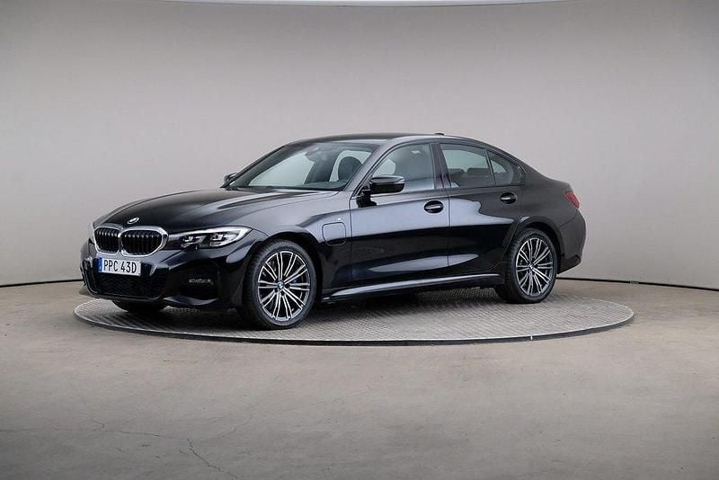 Svart Begagnad 2019 BMW 330e M Sport Sedan | 259 000 kr (Marknadspris) - Bild 1/4