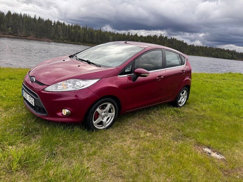 Röd Begagnad 2009 Ford Fiesta Titanium Halvkombi | 29 000 kr (Dyr) - Bild 1/4