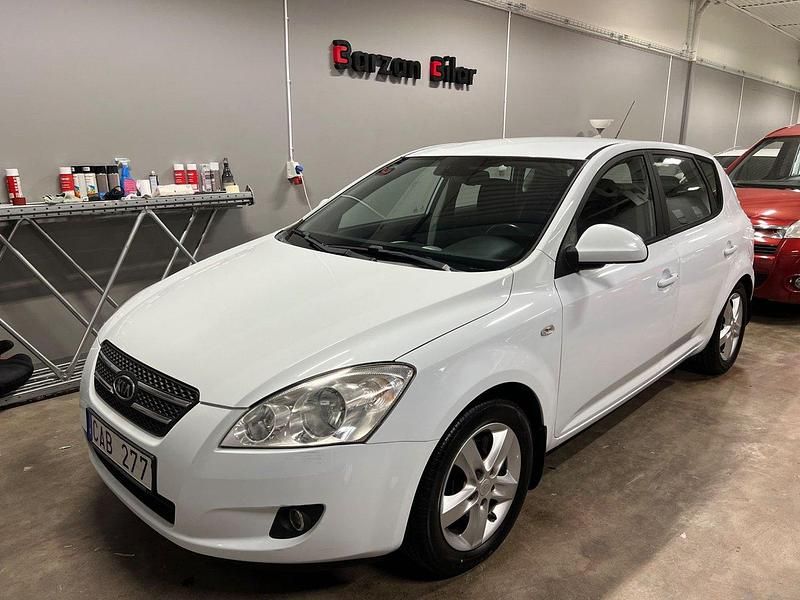 Vit Begagnad 2008 Kia Ceed 4 Halvkombi | 38 500 kr (Marknadspris) - Bild 1/4
