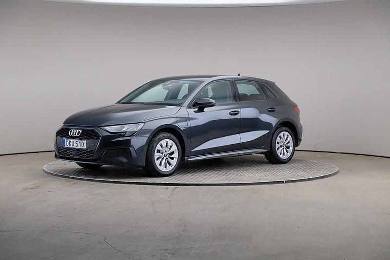 Grå Begagnad 2023 Audi A3 Sportback e-tron Proline Halvkombi | 305 000 kr (Bra pris) - Bild 1/4