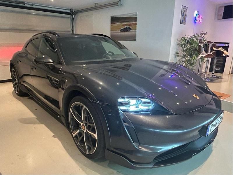 Grå Begagnad 2021 Porsche Taycan Cross Turismo Sedan | 719 000 kr (Bra pris) - Bild 1/4