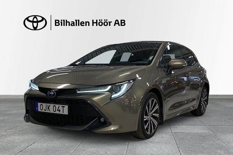 Grön Begagnad 2021 Toyota Corolla Hybrid Style Halvkombi | 219 900 kr (Marknadspris) - Bild 1/3