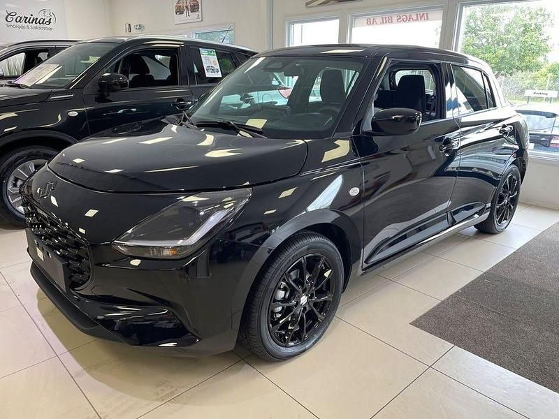 Svart Ny 2025 Suzuki Swift Halvkombi | 253 700 kr (Marknadspris) - Bild 1/4