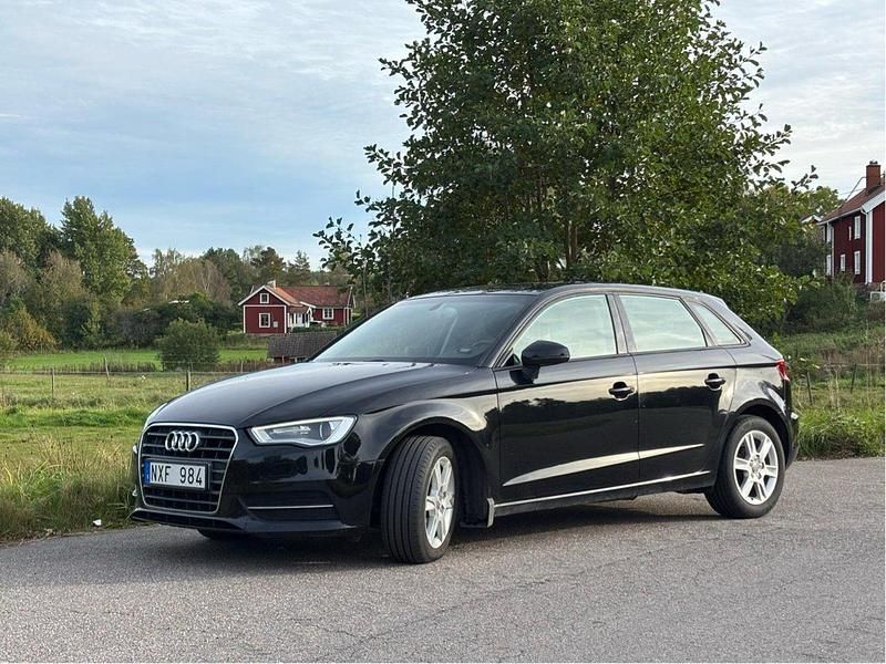Svart Begagnad 2014 Audi A3 Sportback Attraction Halvkombi | 95 000 kr (Marknadspris) - Bild 1/4