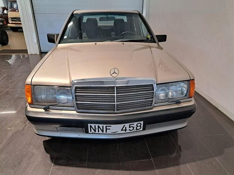 Begagnad Mercedes 190 170 HK (125 kW) 1988 Grå Sedan