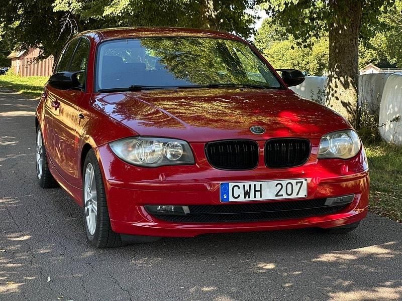 Röd Begagnad 2008 BMW 116 Advantage Halvkombi | 44 900 kr (Dyr) - Bild 1/4
