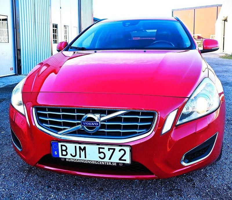 Röd Begagnad 2013 Volvo V60 Momentum Kombi | 84 500 kr (Superpris) - Bild 1/4
