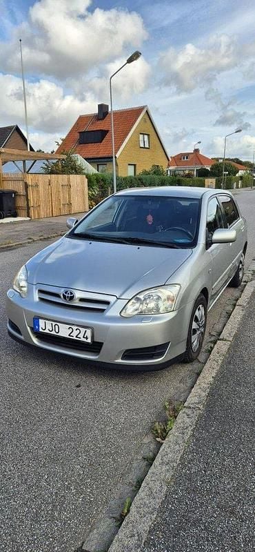 Silver Begagnad 2006 Toyota Corolla Halvkombi | 29 900 kr (Bra pris) - Bild 1/4