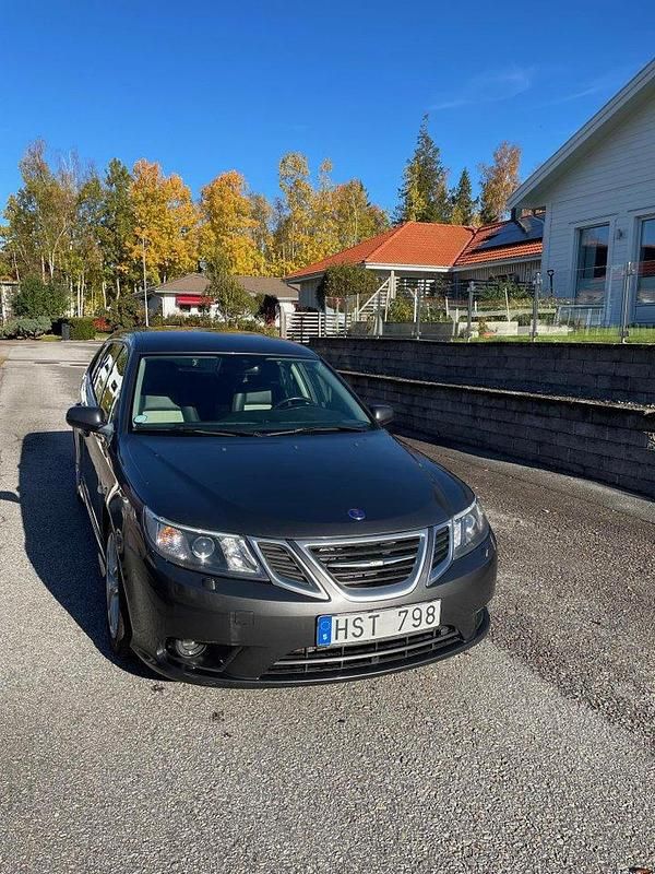 Grå Begagnad 2008 Saab 9-3 Vector Kombi | 67 500 kr (Dyr) - Bild 1/4