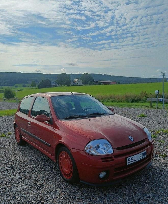 Röd Begagnad 2001 Renault Clio II R.S. Halvkombi | 34 000 kr - Bild 1/4