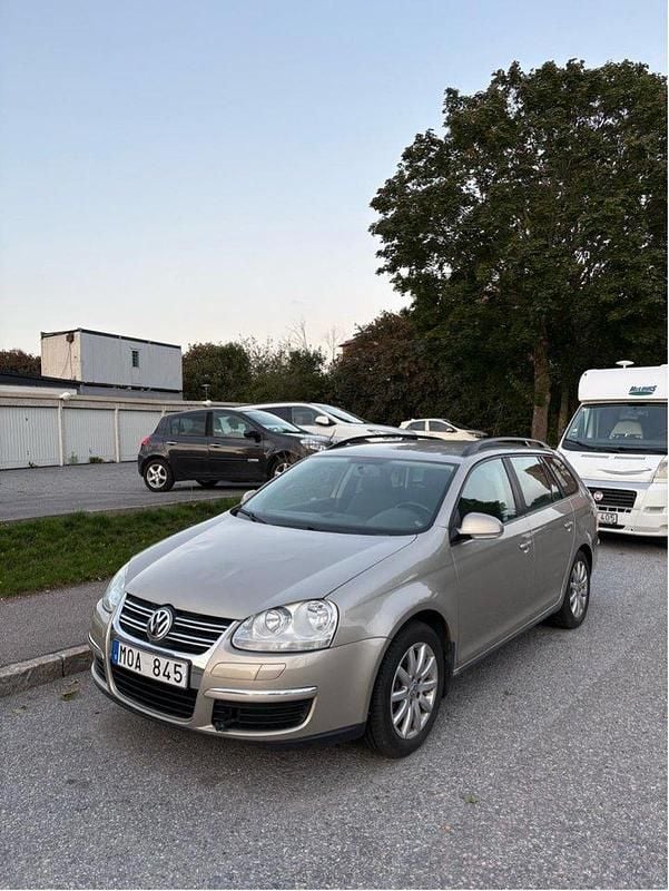 Brun Begagnad 2009 VW Golf VI Kombi | 24 000 kr (Superpris) - Bild 1/4