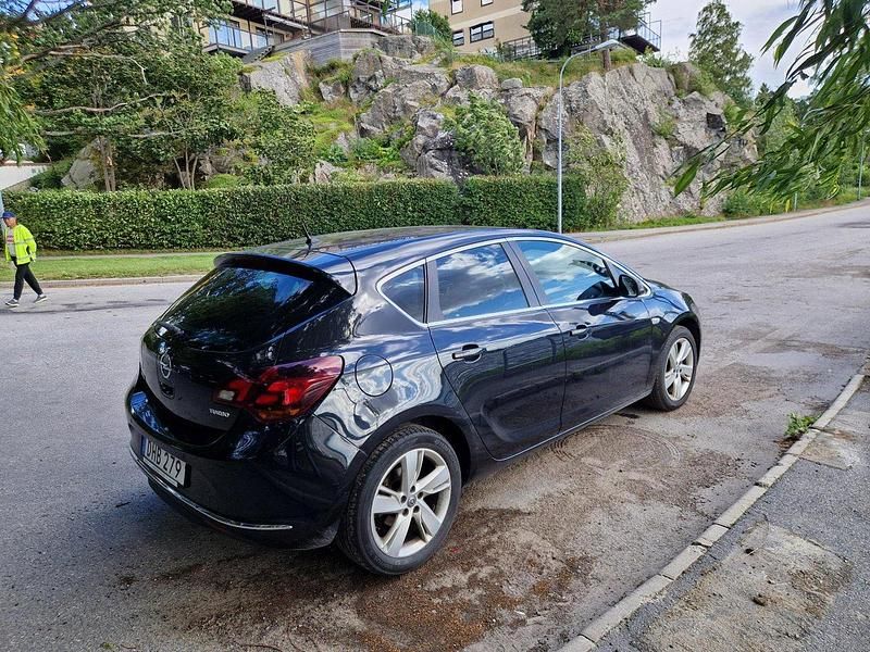 Svart Begagnad 2015 Opel Astra drive Halvkombi | 120 000 kr (Dyr) - Bild 1/4