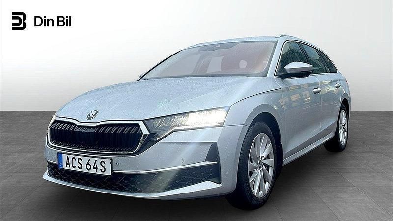 Silver (brilliant silver metallic) Begagnad 2025 Skoda Octavia Selection Kombi | 299 900 kr (Marknadspris) - Bild 1/4