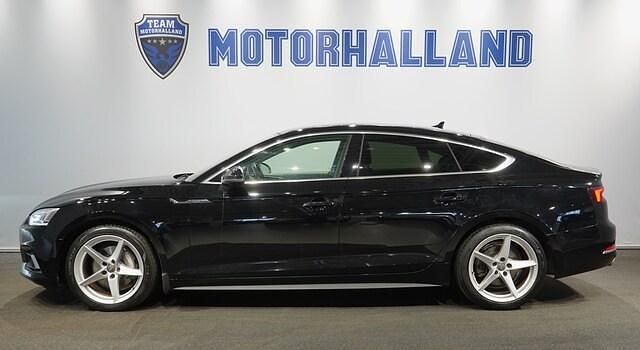 Svart Begagnad 2018 Audi A5 Sportback Comfort Halvkombi | 269 900 kr (Marknadspris) - Bild 1/4