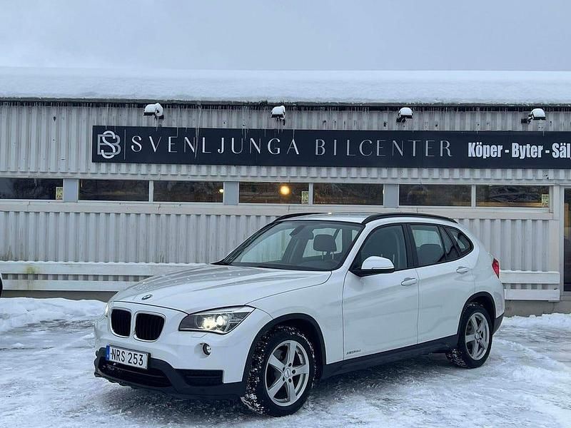 Vit Begagnad 2015 BMW X1 Sport Line SUV | 109 900 kr (Marknadspris) - Bild 1/4