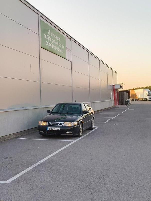 Svart Begagnad 2002 Saab 9-3 Aero Halvkombi | 60 000 kr - Bild 1/4