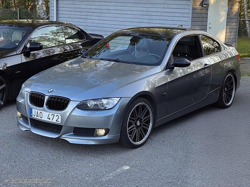 Grå Begagnad 2009 BMW 330 Comfort Edition Sportkupé | 160 000 kr (Dyr) - Bild 1/4