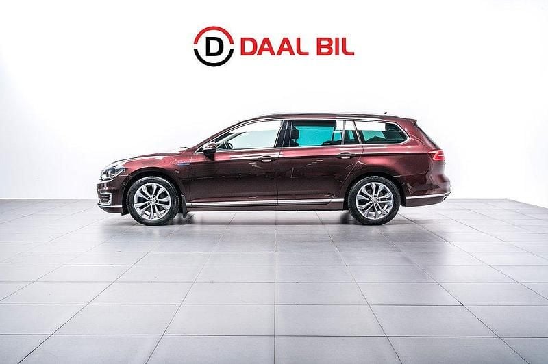 Mörkröd Begagnad 2018 VW Passat Business Kombi | 169 700 kr (Bra pris) - Bild 1/4