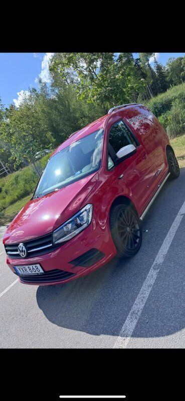 Röd Begagnad 2017 VW Caddy R Minibuss | 240 000 kr - Bild 1/4