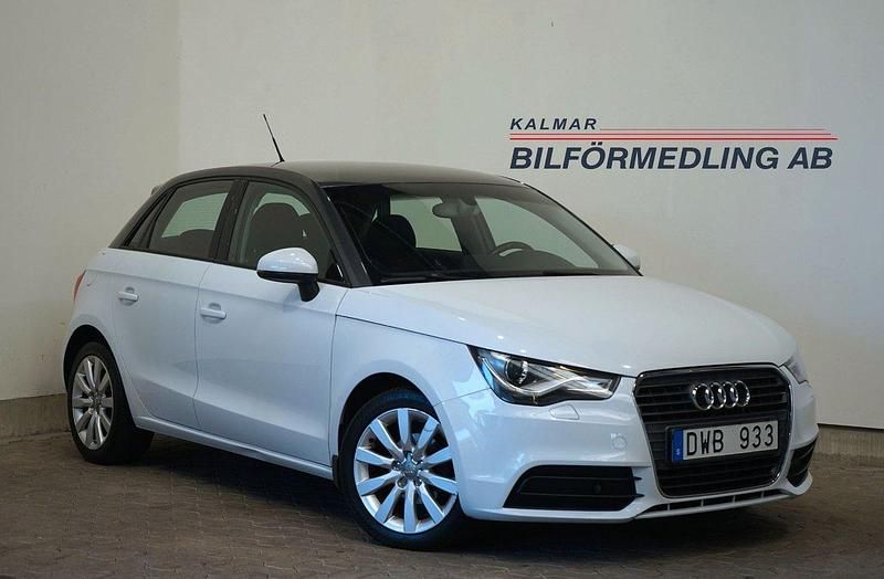 Vit Begagnad 2013 Audi A1 Sportback Sport Halvkombi | 89 900 kr (Marknadspris) - Bild 1/4