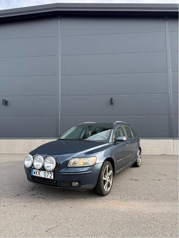 Blå Begagnad 2005 Volvo V50 Kombi | 22 000 kr (Marknadspris) - Bild 1/4