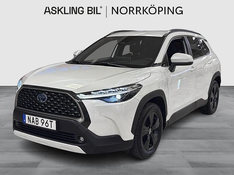 Vit Begagnad 2022 Toyota Corolla Cross Style SUV | 334 000 kr (Marknadspris) - Bild 1/4