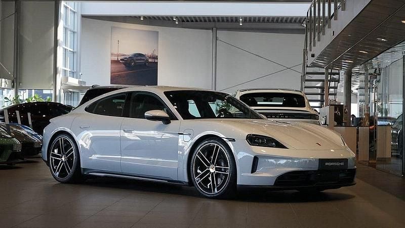 Ljusröd Ny 2024 Porsche Taycan Sedan | 1 339 400 kr - Bild 1/4