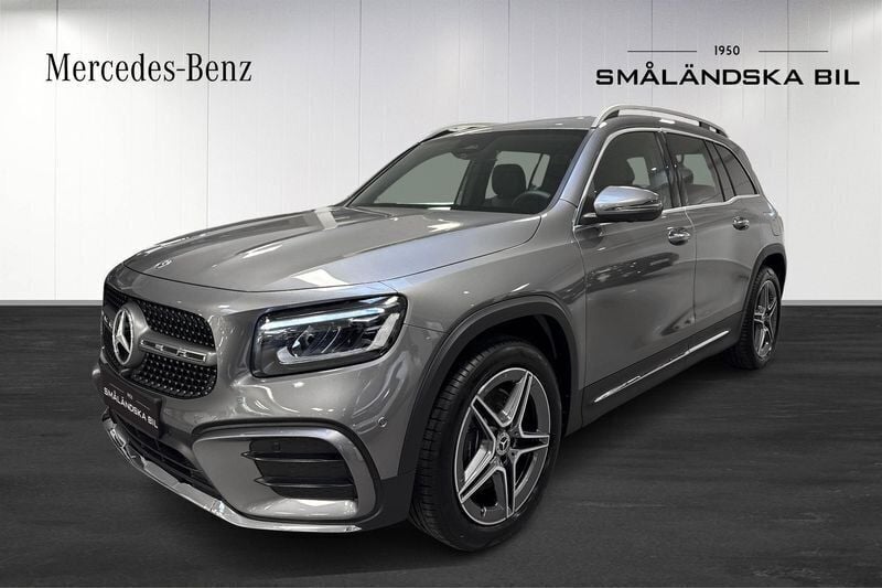 Mörkgrå Ny 2024 Mercedes GLB220 SUV | 548 800 kr (Marknadspris) - Bild 1/4