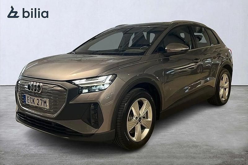 Grå Begagnad 2025 Audi Q4 e-tron Proline SUV | 509 000 kr (Marknadspris) - Bild 1/3