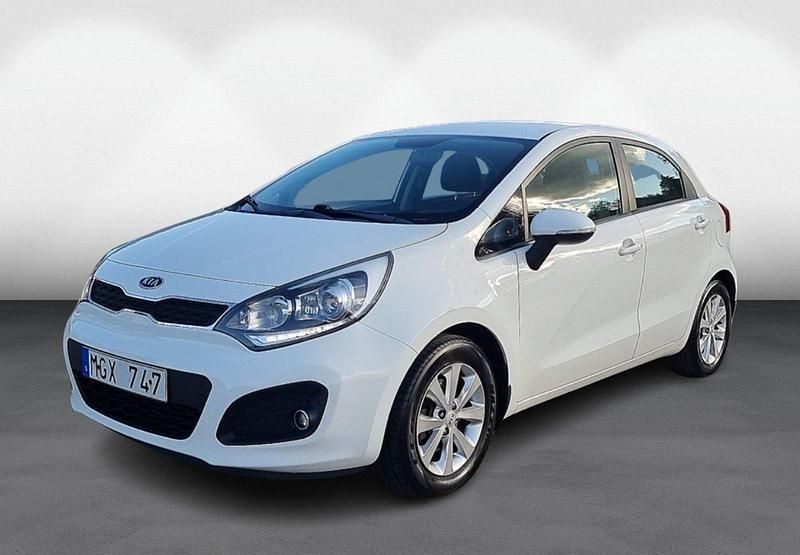 Vit Begagnad 2012 Kia Rio Halvkombi | 54 900 kr (Marknadspris) - Bild 1/4