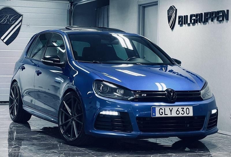 Blå Begagnad 2010 VW Golf VI R Halvkombi | 159 900 kr - Bild 1/4