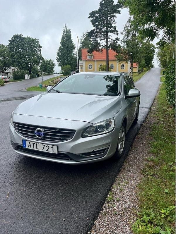 Silver Begagnad 2015 Volvo V60 Momentum Kombi | 97 000 kr (Superpris) - Bild 1/4