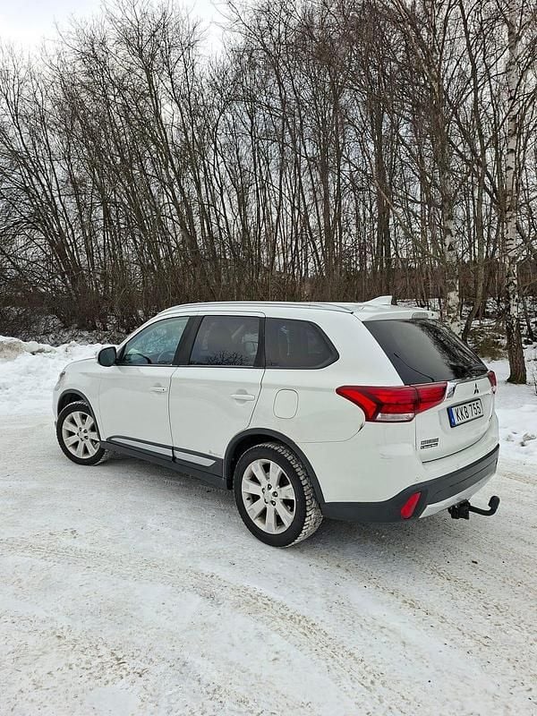 Begagnad Mitsubishi Outlander 150 HK (110 kW) 2017 White pearl SUV