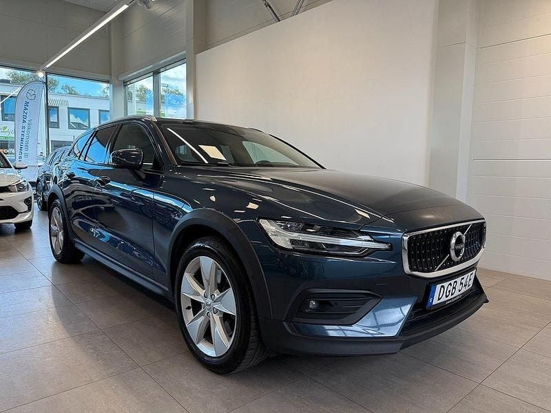 Mörkblå (blå) Begagnad 2019 Volvo V60 CC Momentum Kombi | 264 900 kr (Marknadspris) - Bild 1/4