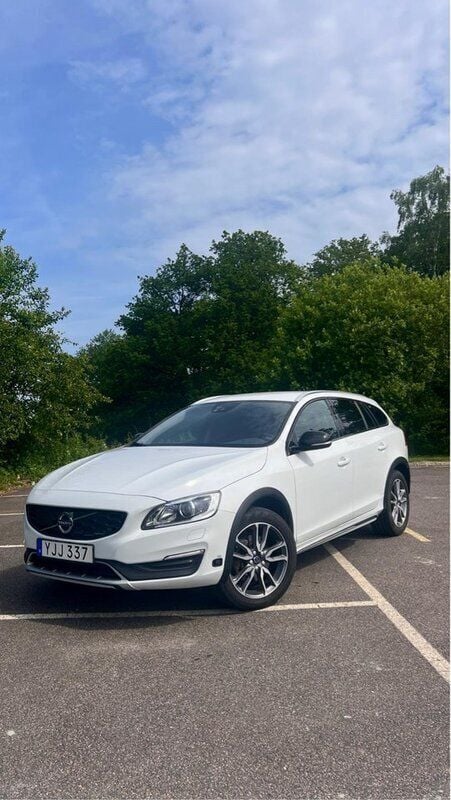 Vit Begagnad 2017 Volvo V60 CC Momentum Kombi | 179 900 kr (Superpris) - Bild 1/4