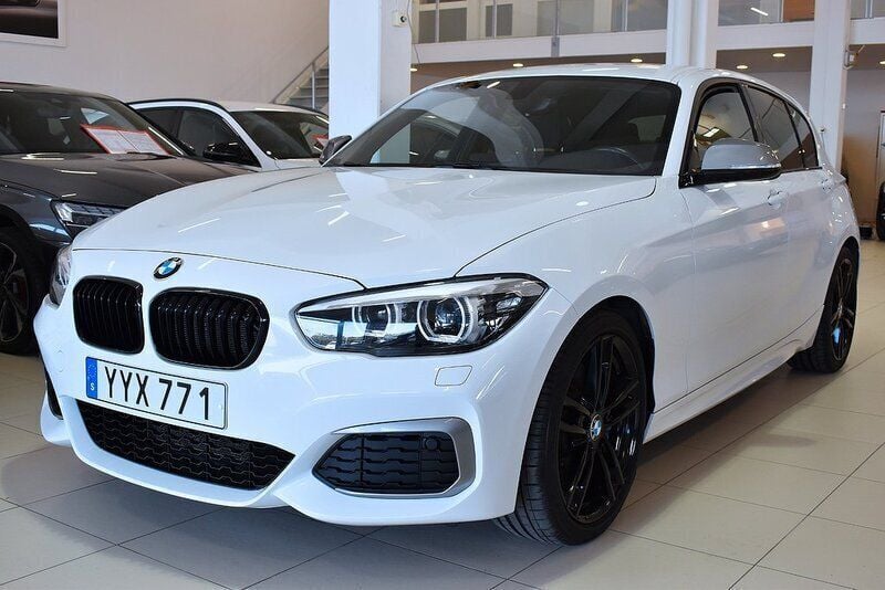 Vit Begagnad 2017 BMW M140 M Sport Halvkombi | 415 000 kr (Marknadspris) - Bild 1/4