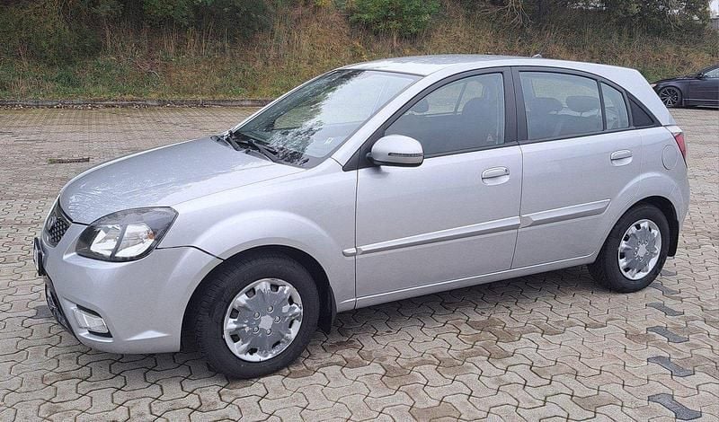 Silver Begagnad 2011 Kia Rio 2 Halvkombi | 65 000 kr (Superpris) - Bild 1/4