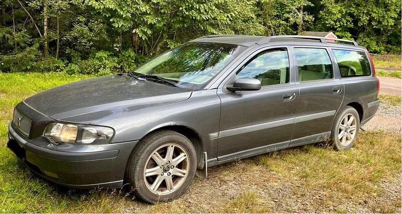 Grå Begagnad 2004 Volvo V70 Business Edition Kombi | 8 000 kr (Superpris) - Bild 1/1