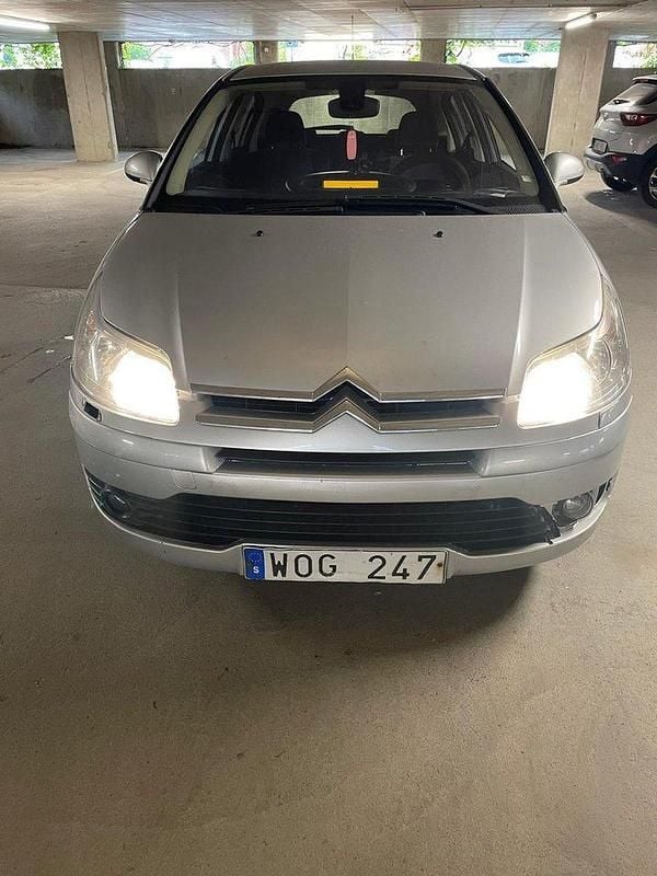 Silver Begagnad 2005 Citroën C4 Halvkombi | 20 000 kr (Marknadspris) - Bild 1/4