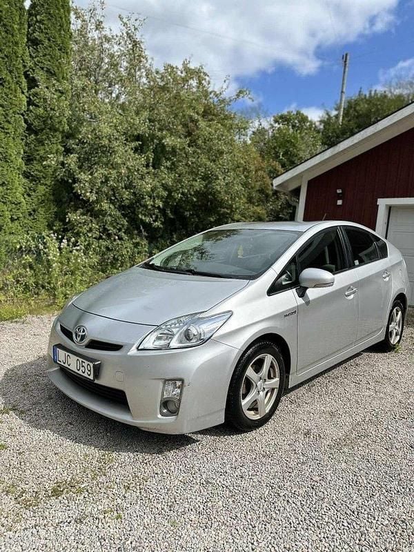 Silver Begagnad 2011 Toyota Prius Halvkombi | 90 000 kr (Marknadspris) - Bild 1/4