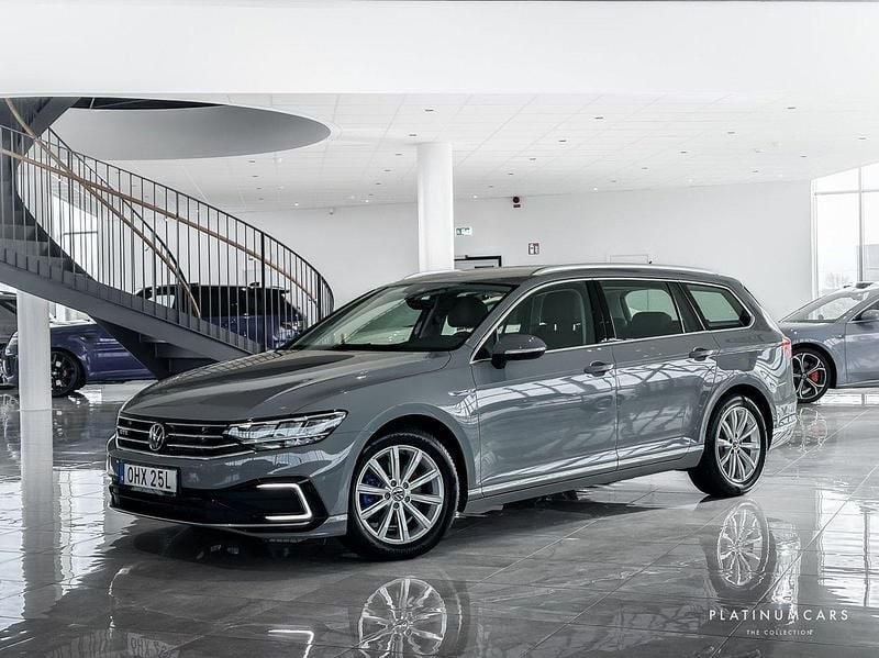 Grå Begagnad 2022 VW Passat GTE Kombi | 339 000 kr (Marknadspris) - Bild 1/4