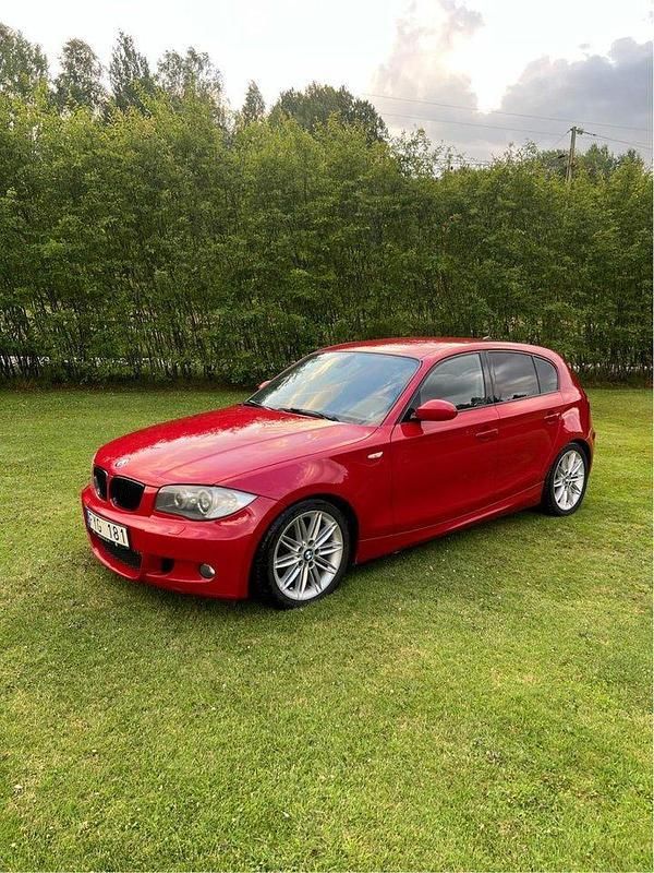 Röd Begagnad 2008 BMW 120 M Sport Halvkombi | 74 990 kr (Marknadspris) - Bild 1/4