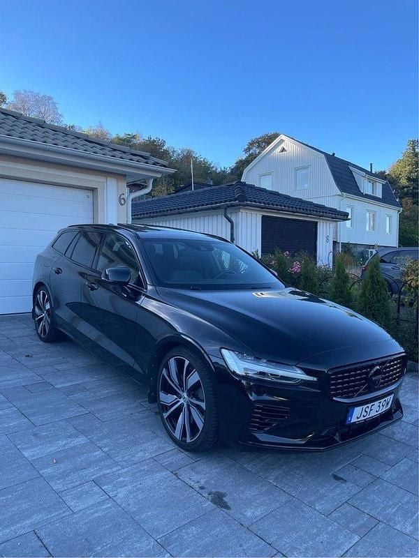 Svart Begagnad 2021 Volvo V60 R-Design Kombi | 360 000 kr (Marknadspris) - Bild 1/4
