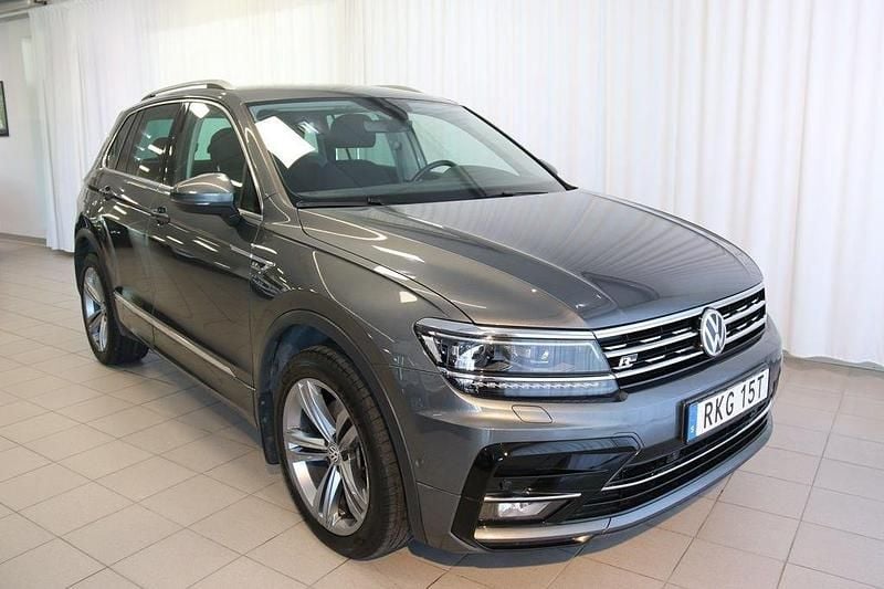 Mörkgrå Begagnad 2020 VW Tiguan Highline SUV | 308 500 kr (Marknadspris) - Bild 1/4