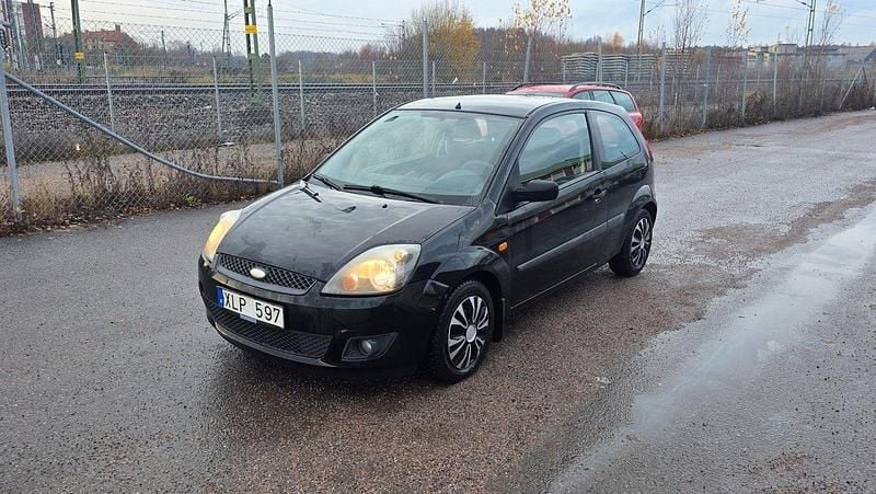 Svart Begagnad 2006 Ford Fiesta Halvkombi | 14 900 kr (Marknadspris) - Bild 1/4
